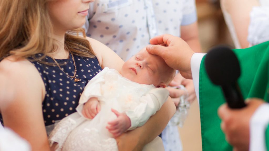 6 bellos trajes de bautizo para niños