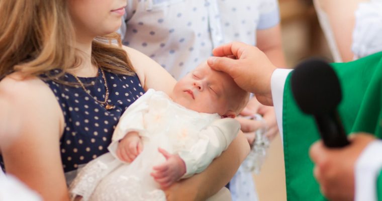 6 bellos trajes de bautizo para niños
