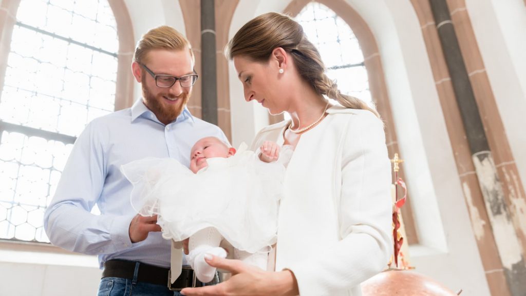 Padres Primerizos Cómo Prepararse para el Bautismo Católico-padres en la iglesia