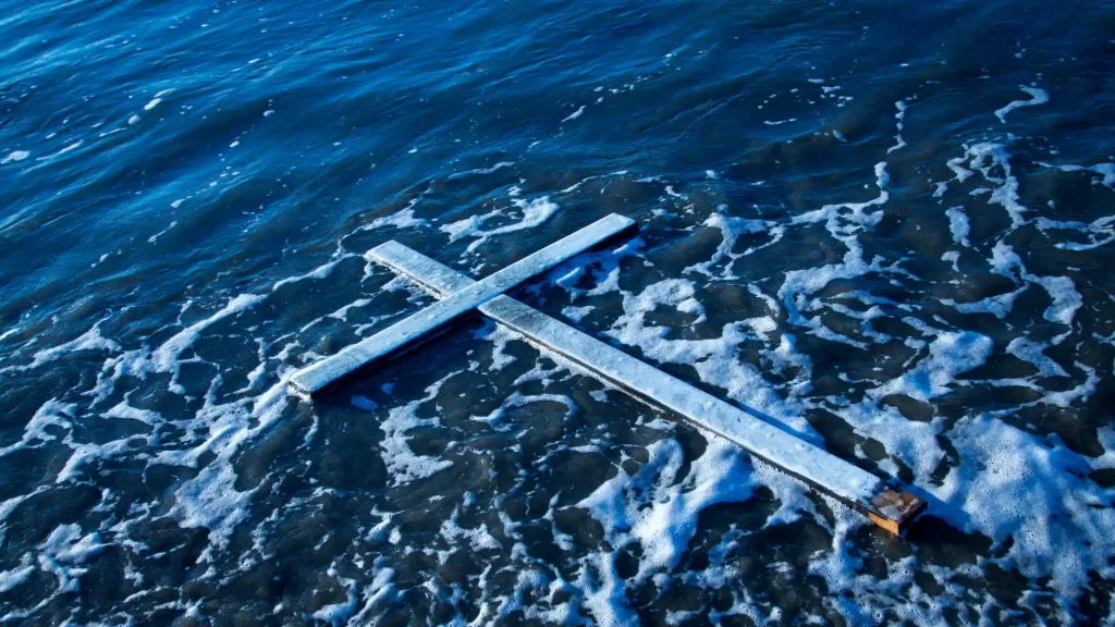 cosas que debes saber sobre el Bautismo- cruz cristiana en agua
