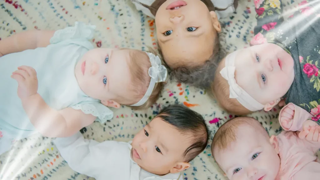 nombres populares Biblia para bebés-bebes mirando a la cámara