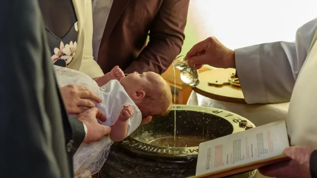 De Bautizos y Familia Cristiana  Bebé en bautismo
