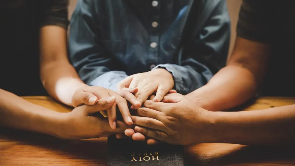 De Bautizos y Familia Cristiana - Familia cristiana orando en casa
