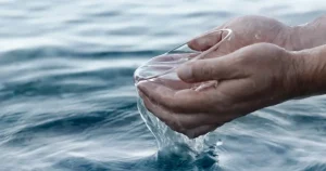 cuanto dura un bautizo-tomando-agua